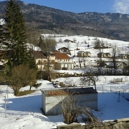Monts-Jura Jardin en hiver depuis l'appartement - Location de vacances - Chézery-Forens
