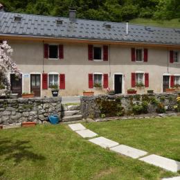 Vue de l'appartement depuis le jardin  - Location de vacances - Chézery-Forens