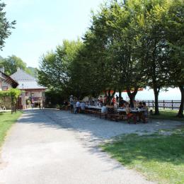 repas de famille à l'ombre des charmilles - Location de vacances - Arvière-en-Valromey