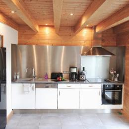Une grande cuisine de style contemporain, de près de 20 m² avec un cellier, totalement équipée - Location de vacances - Chavanges