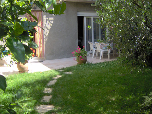 la terrasse devant l'appartement  - Location de vacances - Carcassonne