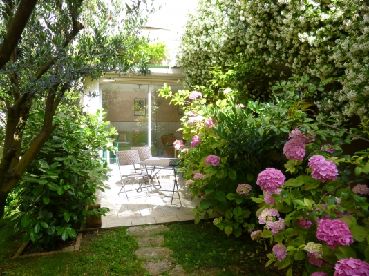 le studio donnant sur une terrasse fleurie - Location de vacances - Carcassonne