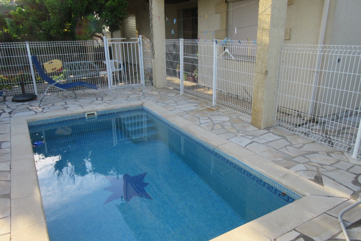 t. avec piscine (2.5 * 4.00) terrasse et jardin dans lotissement 
 - Location de vacances - Coursan