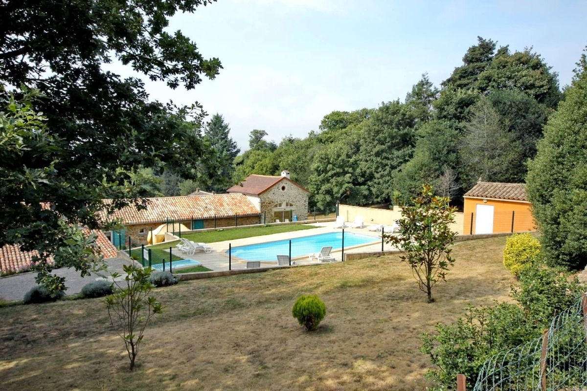 Accès à la piscine commune - Location de vacances - Fontiers-Cabardès