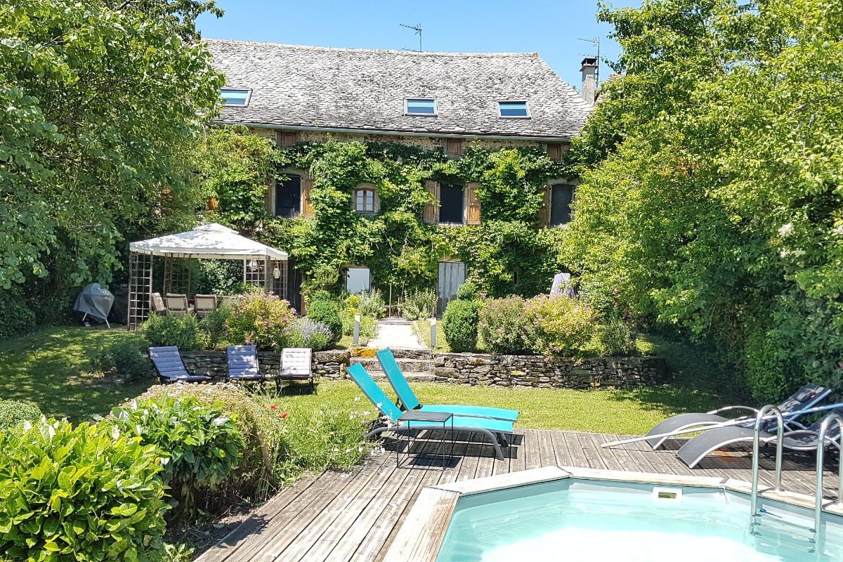 Vue piscine et jardin - Location de vacances - La Salvetat-Peyralès