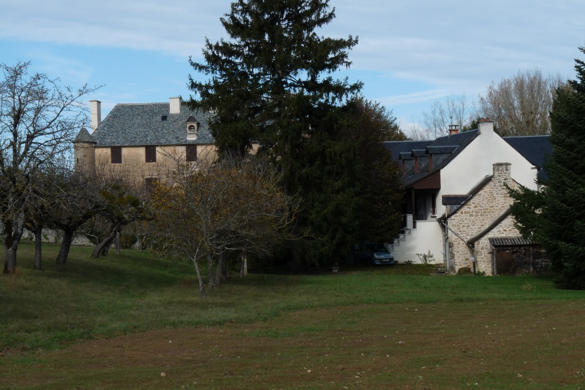 arrière de la maison vue du terrain - Location de vacances - Laissac-Sévérac l'Eglise