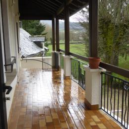 la terrasse avant - Location de vacances - Laissac-Sévérac l'Eglise