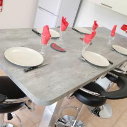 Espace repas avec table et  6 tabourets  - Location de vacances - Aubagne