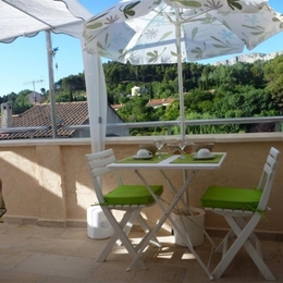 Petit déjeuner en terrasse - Chambre d'hôtes - Saint-Savournin