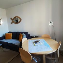 Vue séjour et canapé lit  - Location de vacances - Villers-sur-Mer