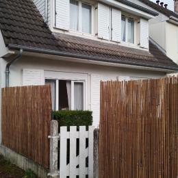 Entrée arrière par le portillon sur rue - Location de vacances - Lisieux