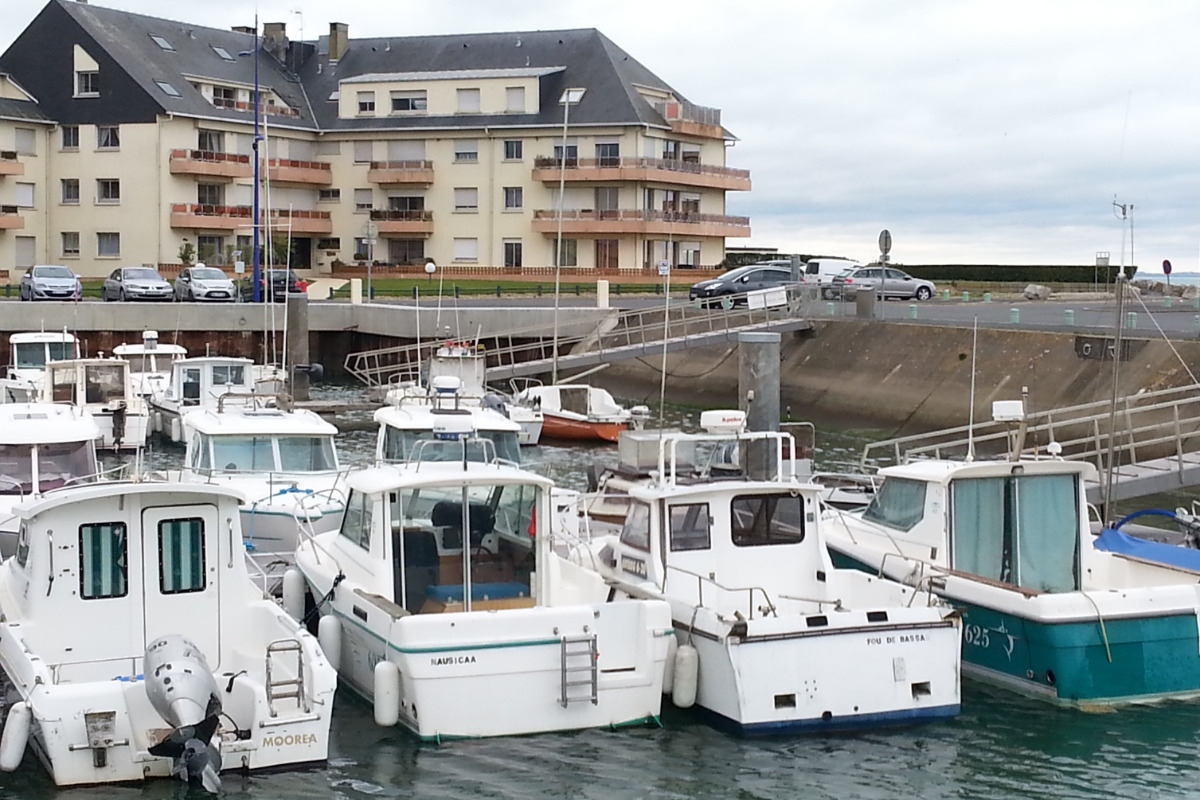 l'entrée de la résidence sur le port (the residence entrance on the harbour side) - Location de vacances - Grandcamp-Maisy