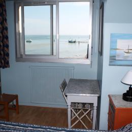 Vue de la chambre, lit 160 (view from the bedroom, with a kgs bed) - Location de vacances - Grandcamp-Maisy