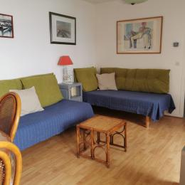 Le séjour avec deux lits 90 (the living room with two sg beds) - Location de vacances - Grandcamp-Maisy