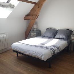Chambre lit double 140x190 avec grande armoire et penderie - Location de vacances - Hermanville-sur-Mer