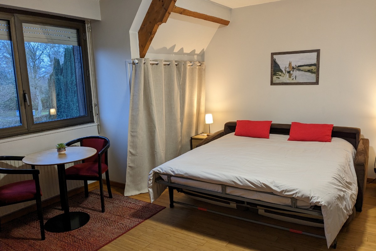 Le séjour avec couchage canapé-lit convertible - Location de vacances - Équemauville