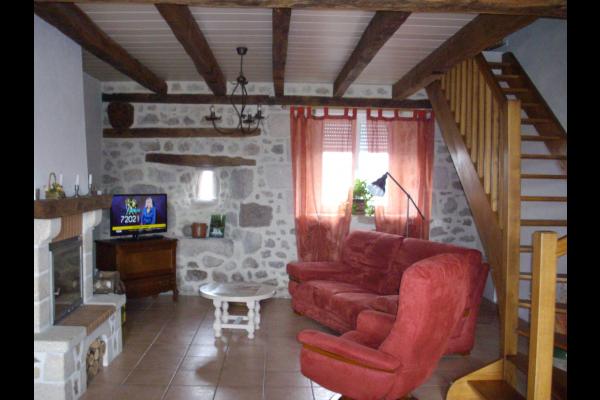 Salon avec cheminée - Location de vacances - Saint-Mamet-la-Salvetat