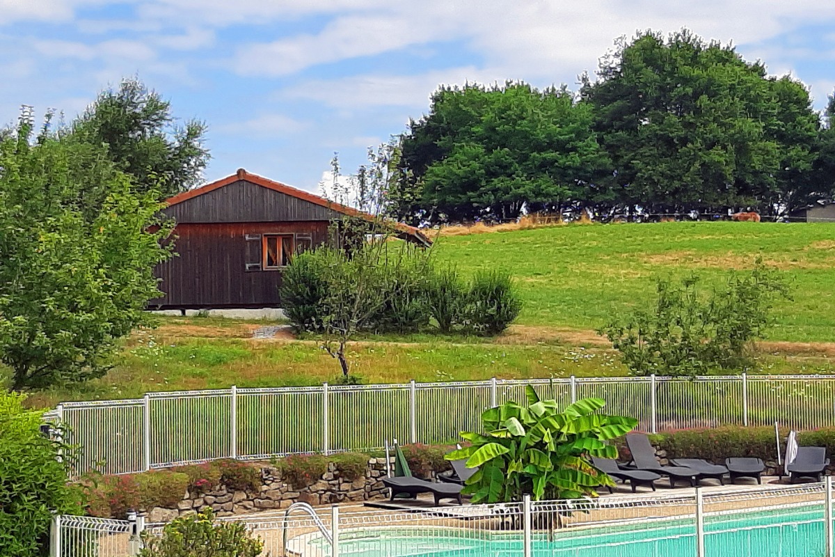 chalet La mésange bleue et piscine commune chauffée - Location de vacances - Junhac