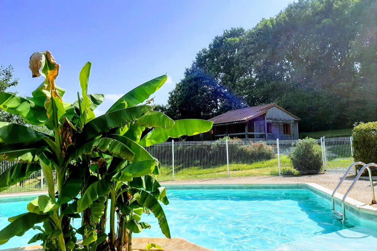 chalet d'accueil commun et piscine à proximité - Location de vacances - Junhac