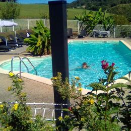 piscine avec douche solaire - Location de vacances - Junhac