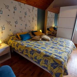 Chambre 2 avec lit bébé 1er étage - Location de vacances - Cheylade