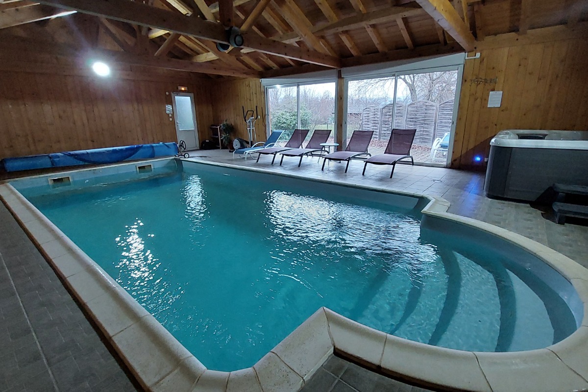 piscine intérieure chauffé 9.5 x 4.9 - Location de vacances - La Chapelle-d'Alagnon