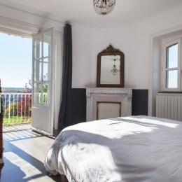 Une Maison pour les Vacances - Pleaux - Chambre avec balcon (lit 160 X 200) à l'étage - Location de vacances - Pleaux