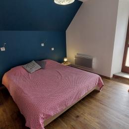 La chambre lit 160 avec les draps fournis - Location de vacances - Saint-Bonnet-de-Salers