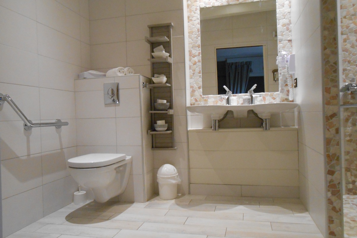 salle de bain chambre 1 accessible PMR - Location de vacances - Boisset