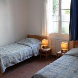 Une chambre avec 2 lits une personne - Location de vacances - Fouras
