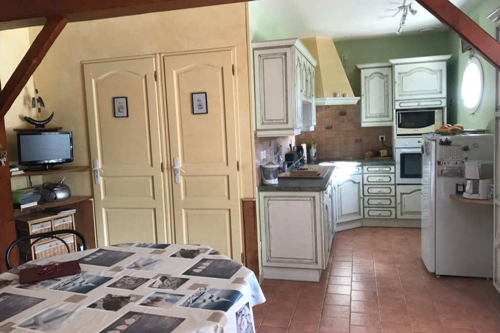 Pièce de vie avec cuisine ouverte sur le séjour - Location de vacances - Meschers-sur-Gironde
