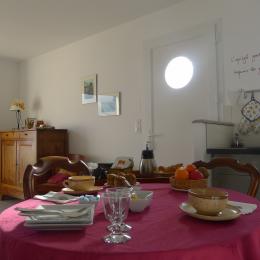 petit déjeuner à l'intérieur - Chambre d'hôtes - Mortagne-sur-Gironde