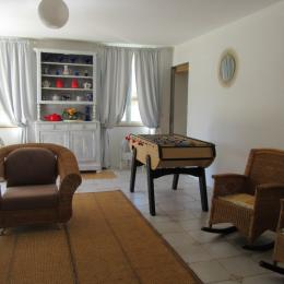 Le grand salon avec son baby foot - Location de vacances - Saint-Ciers-du-Taillon