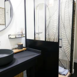 La salle d'eau attenante et privative - Chambre d'hôtes - Saint-Georges-du-Bois