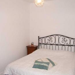 Chambre 1 avec un lit en 160 - Location de vacances - Montpellier-de-Médillan