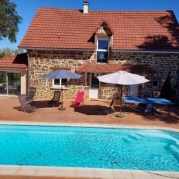 Extérieur maison avec piscine - Location de vacances - Saint-Pantaléon-de-Larche