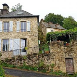 Maison et la terrasse sous la glycine (à droite de la photo) - Location de vacances - La Roche-Canillac