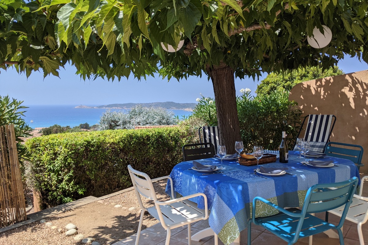 Déjeuner en terrasse - Location de vacances - Cargèse