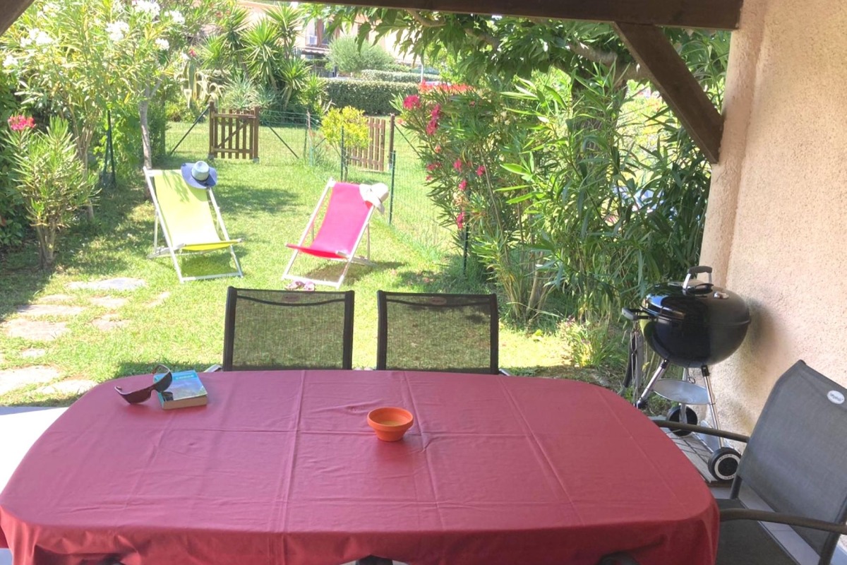 La terrasse couverte côté jardin avec table et chaises pour les repas et la détente en extérieur. - Location de vacances - Poggio-Mezzana