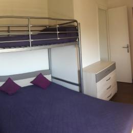 La chambre côté mer avec 3 couchages: Un lit 2 places en 140 X 190 et un lit mezzanine 1 place en  90 X 190. - Location de vacances - Poggio-Mezzana