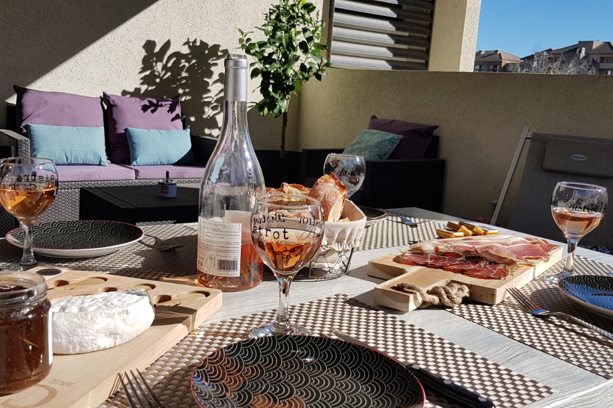 une table en terrasse pour vos repas. - Location de vacances - Bastia