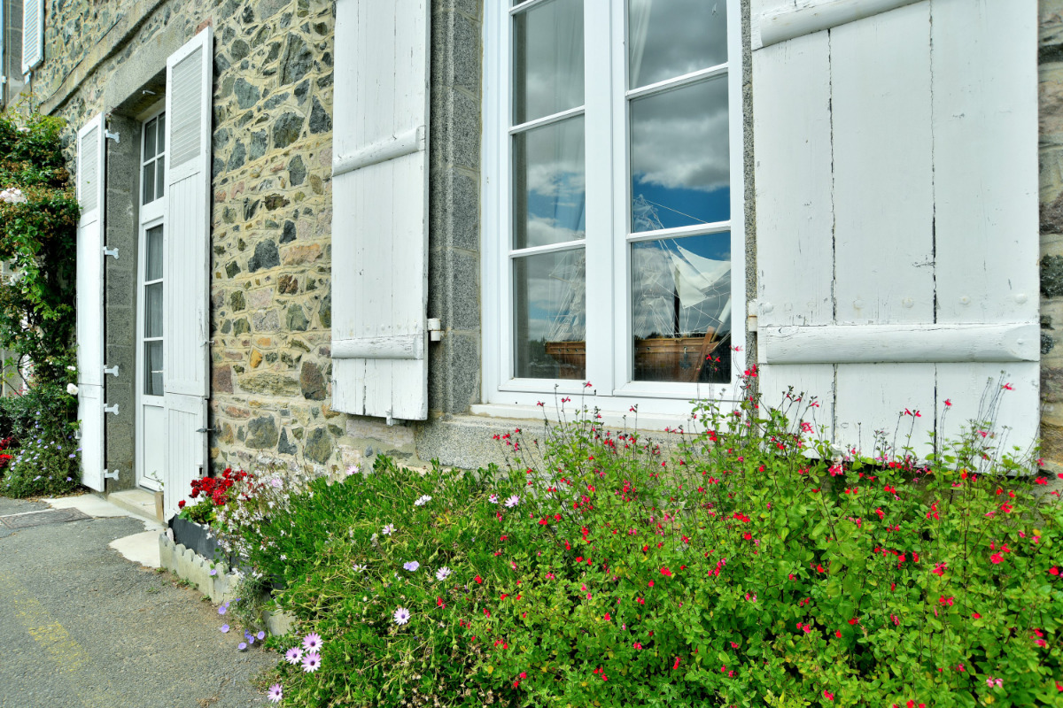 Entrée et fenêtre de l'appartement sur le quai - Location de vacances - Pléneuf-Val-André