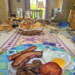 Chambre d'hôtes Clévacances, Ploluha, chez M. et Mme Mac Lachlan, exemple de petit déjeuner - Chambre d'hôtes - Plouha