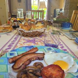 Chambre d'hôtes Clévacances, Ploluha, chez M. et Mme Mac Lachlan, exemple de petit déjeuner avec du salé pour réveiller les papilles avec gourmandise ! - Chambre d'hôtes - Plouha