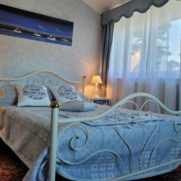 Location Clévacances, Loguivy-de-la-mer, Le Barbu, l'une des deux chambres de l'étage lit double vue mer  - Location de vacances - Ploubazlanec
