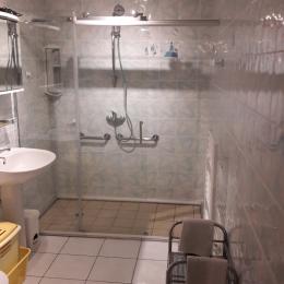 salle d'eau  douche à l'italienne    - Location de vacances - Trévou-Tréguignec