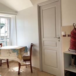 la cuisine et la porte de la chambre - Location de vacances - Plurien