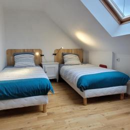 Location de vacances, Clévacances, Plouha, espace chambre avec 2 lits de 90 à l'étage - Location de vacances - Plouha