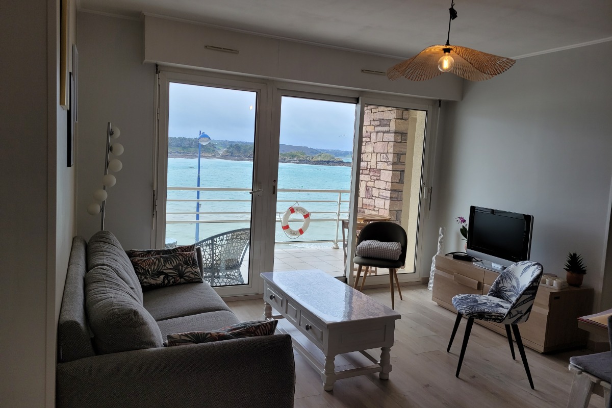 @Location Clévacances, MAGNIFIQUE VUE POUR CE GRAND APPARTEMENT AU PORT ERQUY pour 5/6 personnes - COTES D'ARMOR - BRETAGNE - salon - Location de vacances - Erquy