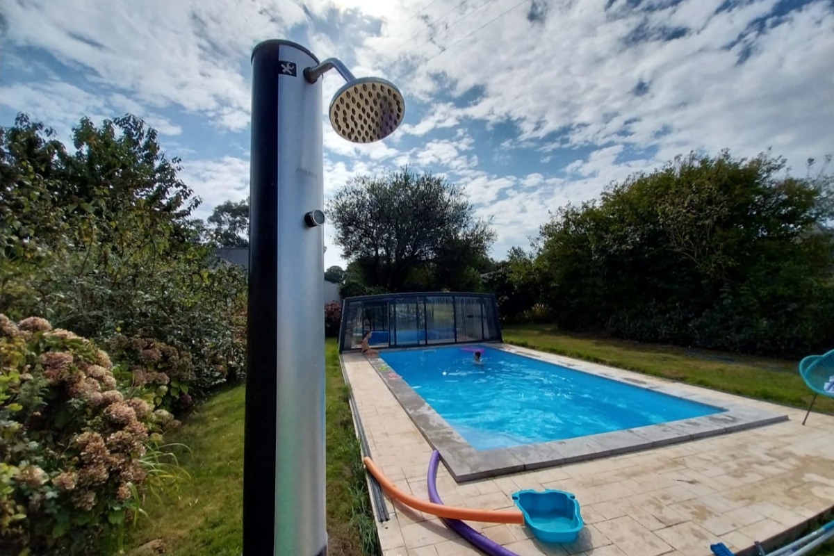 Piscine découverte et douche solaire  - Location avec piscine 6 personnes - Plourhan - Location de vacances - Plourhan